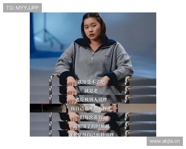 全红婵回家路上还在啃馒头，网友翻出她训练时的餐标直接看傻