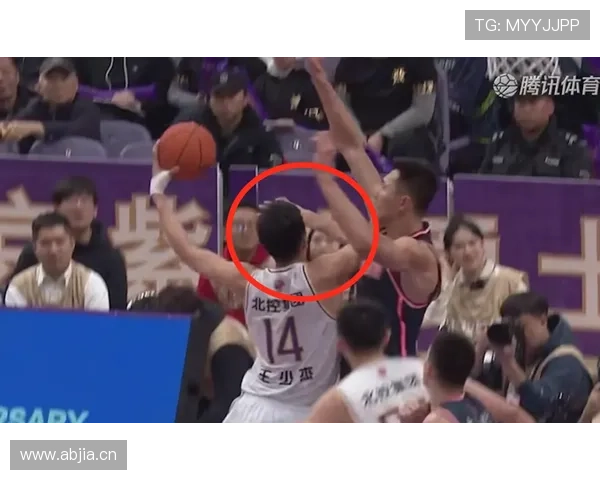 篮球中激烈的空中对抗该如何判罚？看裁判如何解读规则